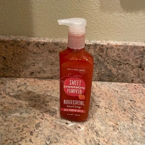 NWT Bath and Body works sweet cinnamon pumpkin nourishing hand soap.